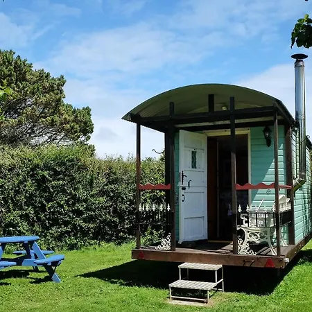 Cosy Shepherds Hut Nr Kynance Cove Lizard