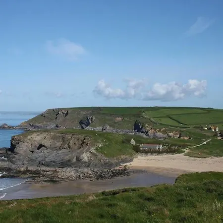 Cosy Shepherds Hut Nr Kynance Cove *