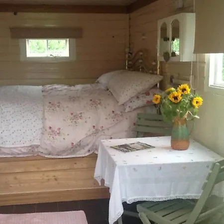 Cosy Shepherds Hut Nr Kynance Cove Lizard